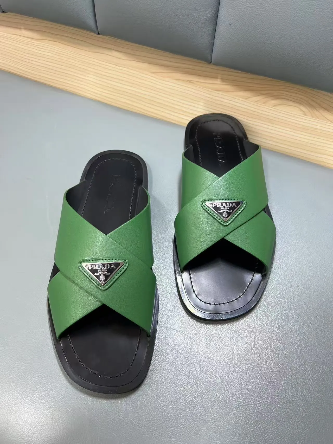 340💰PRADA Prada’s latest slippers are synchronized with the official website. This slipper is made of the brand’s unique and iconic Saffiano leather. The brand logo jumps out from the double straps, and the brand style is clearly visible. Cowhide gives men elegant charm and functional design, making it an ideal choice for vacation and leisure. Size:38-45